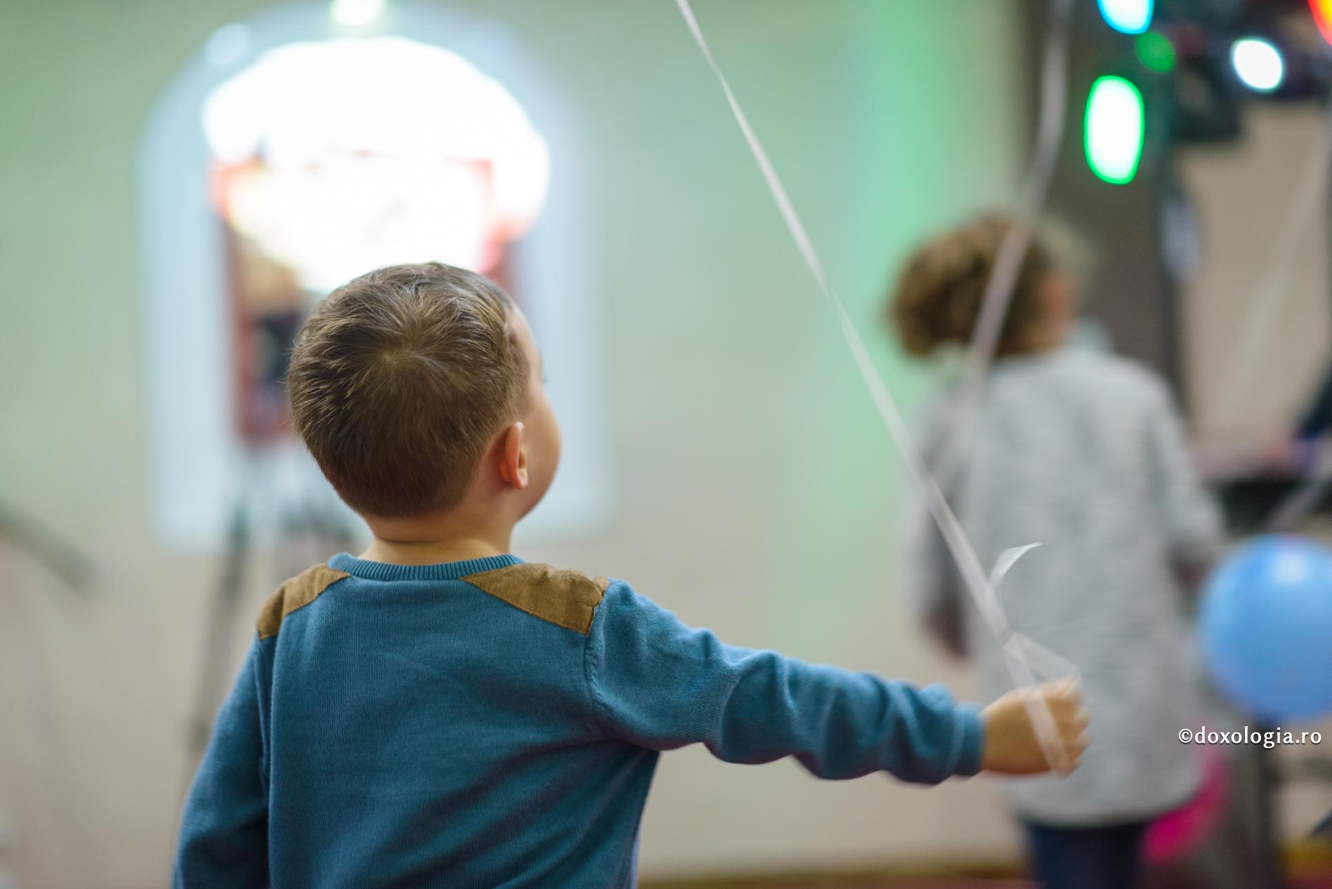 Foto: Oana Nechifor În prag de Sărbătoarea Învierii Domnului, copiii din Copșa Mică au primit daruri din partea binefăcătorilor din Episcopia Europei de Nord