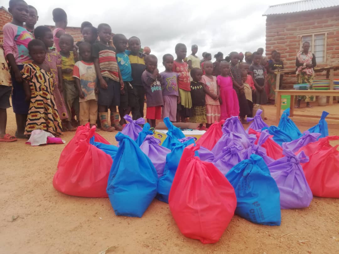 Bucurii pentru prietenii din cătunul Kinyamlewa