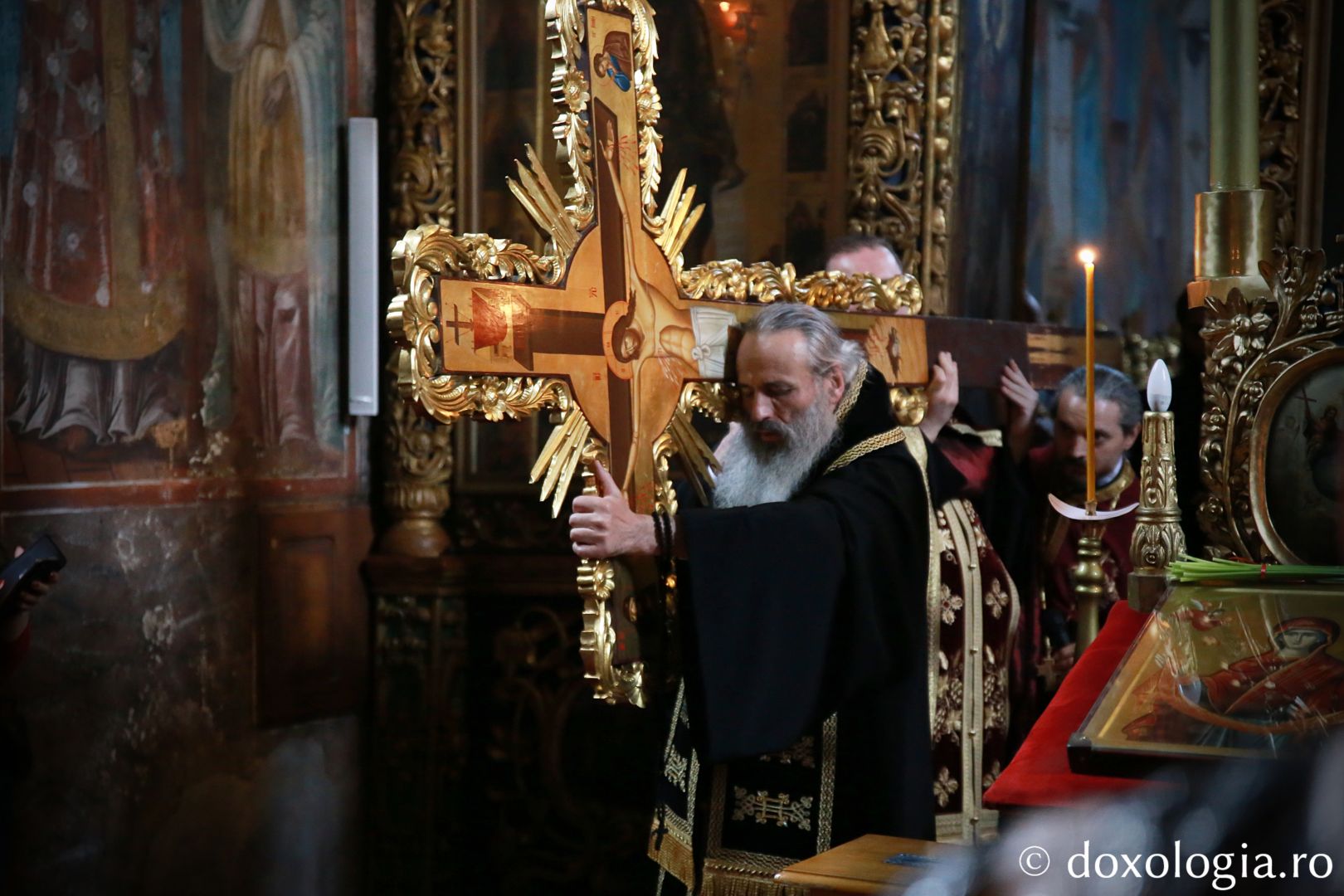 Părintele Mitropolit Teofan în Sfânta și Marea Joi : „Dumnezeu dorește ca în fiecare om să se împlinească taina răstignirii Sale”