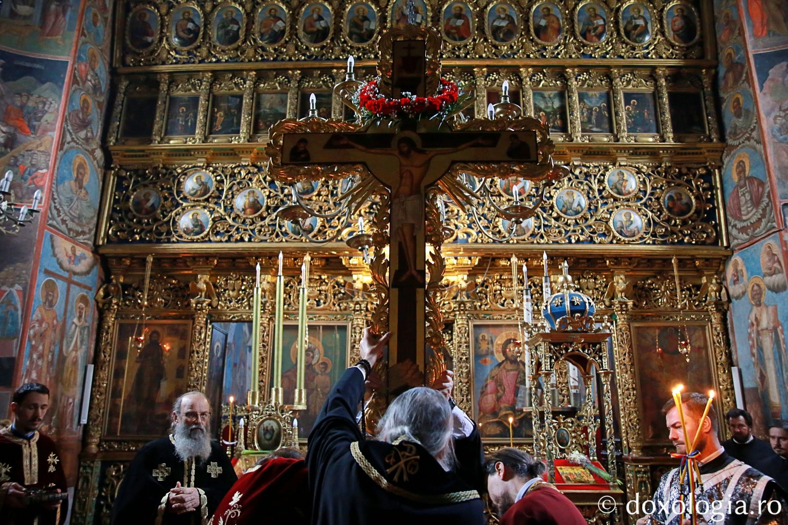 Părintele Mitropolit Teofan în Sfânta și Marea Joi : „Dumnezeu dorește ca în fiecare om să se împlinească taina răstignirii Sale”