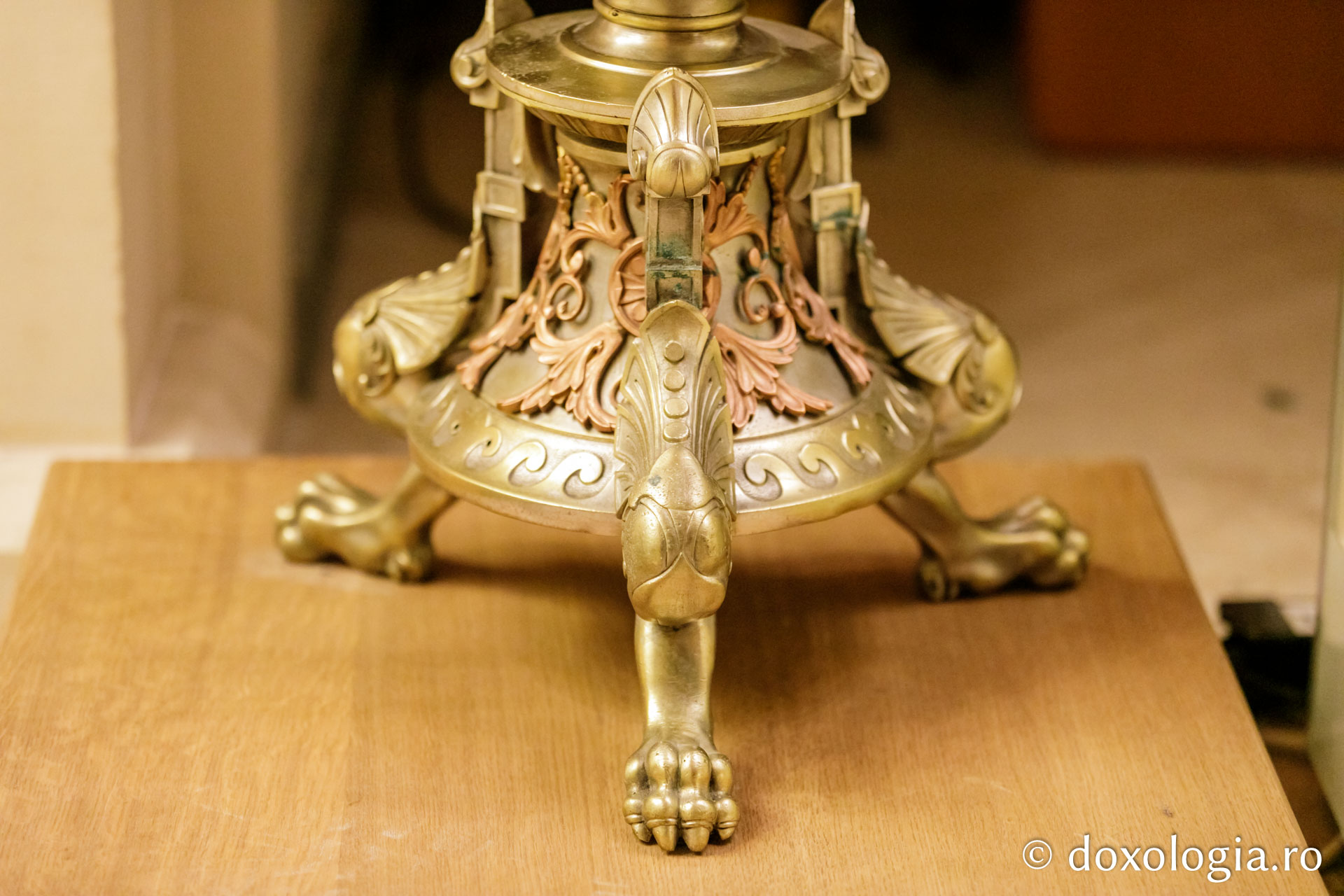 Exponatul lunii aprilie: Sfeșnicele mari de la sfințirea Catedralei Mitropolitane