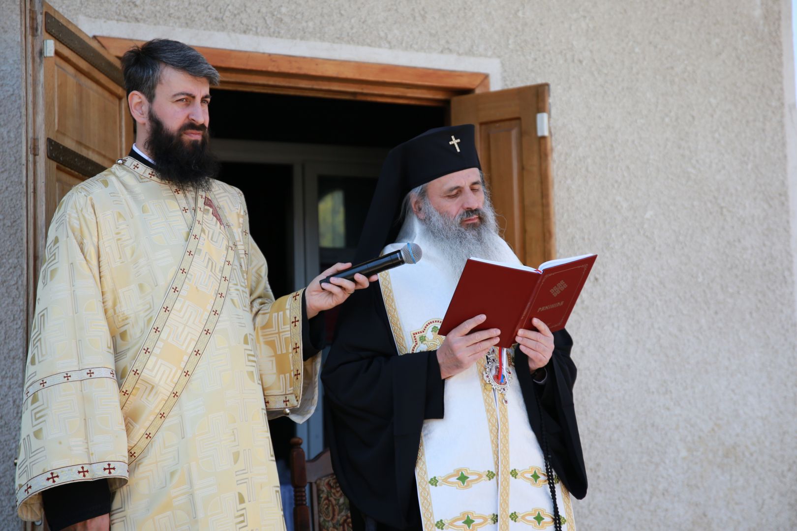 Părintele Iulian Ancuță de la Parohia Tabăra a fost înmormântat astăzi de IPS Teofan