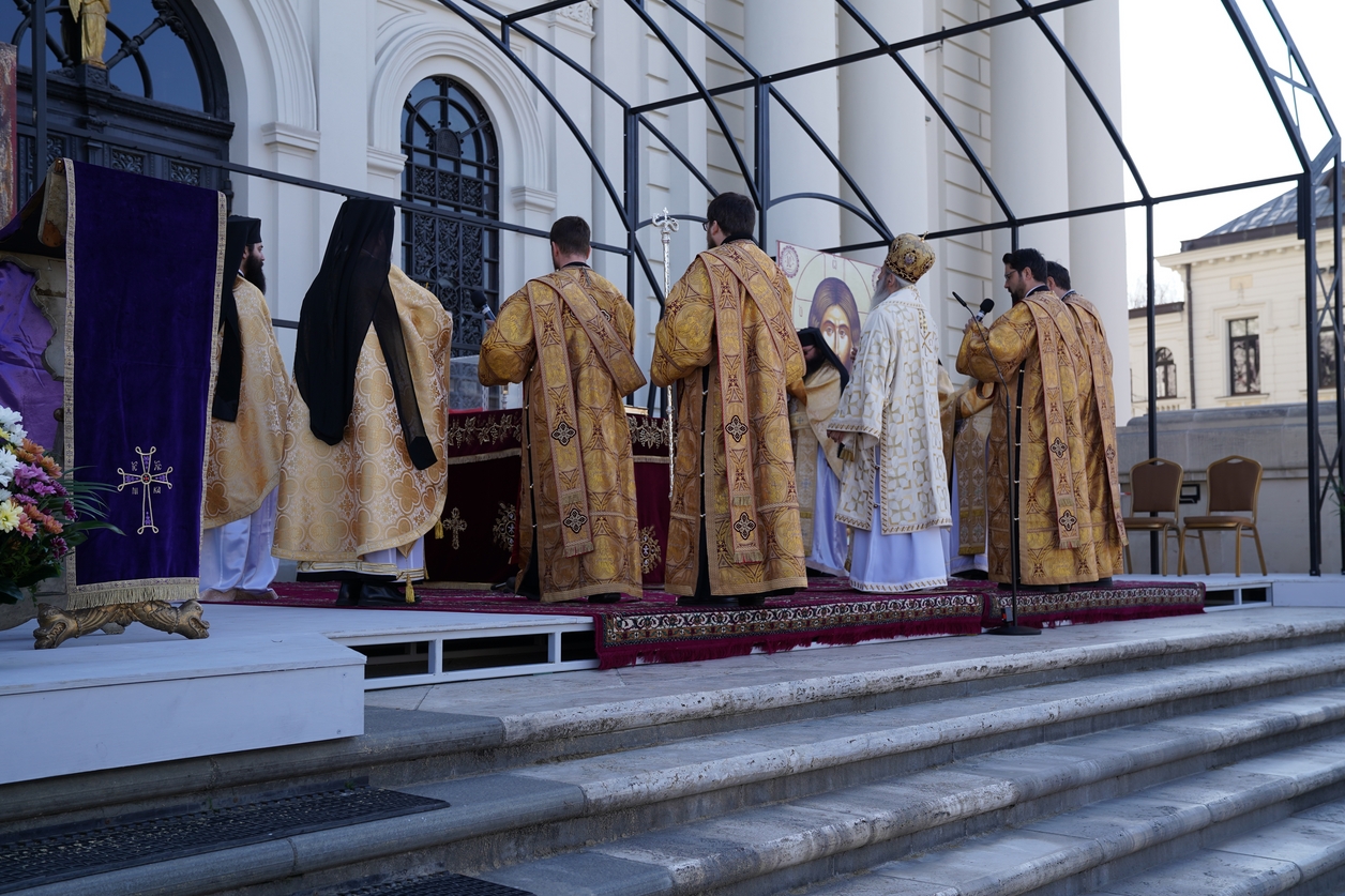 Foto: Constantin Comici „Împărăția lui Dumnezeu cu stăruință multă se dobândește”, le-a spus IPS Părinte Mitropolit Teofan credincioșilor ieșeni