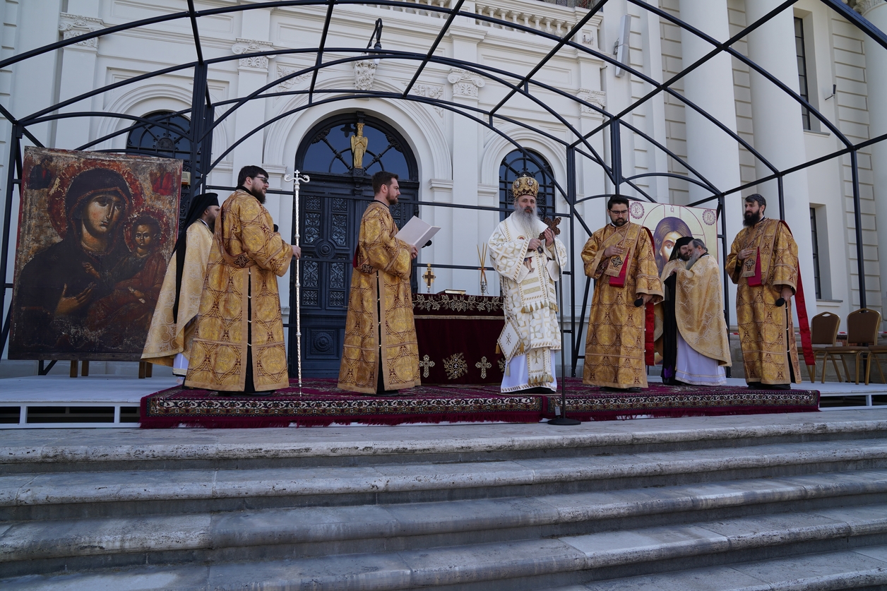 Foto: Constantin Comici „Împărăția lui Dumnezeu cu stăruință multă se dobândește”, le-a spus IPS Părinte Mitropolit Teofan credincioșilor ieșeni