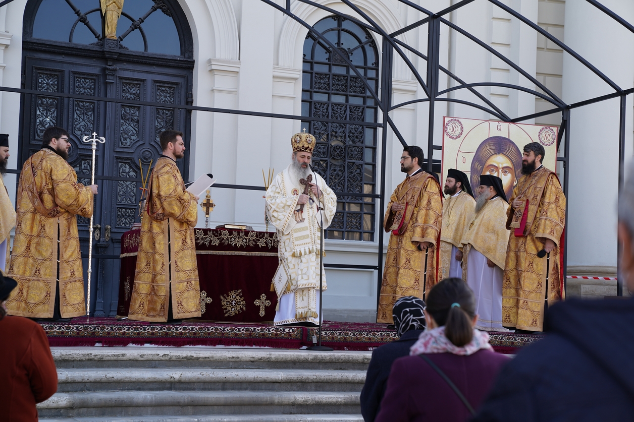 Foto: Constantin Comici „Împărăția lui Dumnezeu cu stăruință multă se dobândește”, le-a spus IPS Părinte Mitropolit Teofan credincioșilor ieșeni