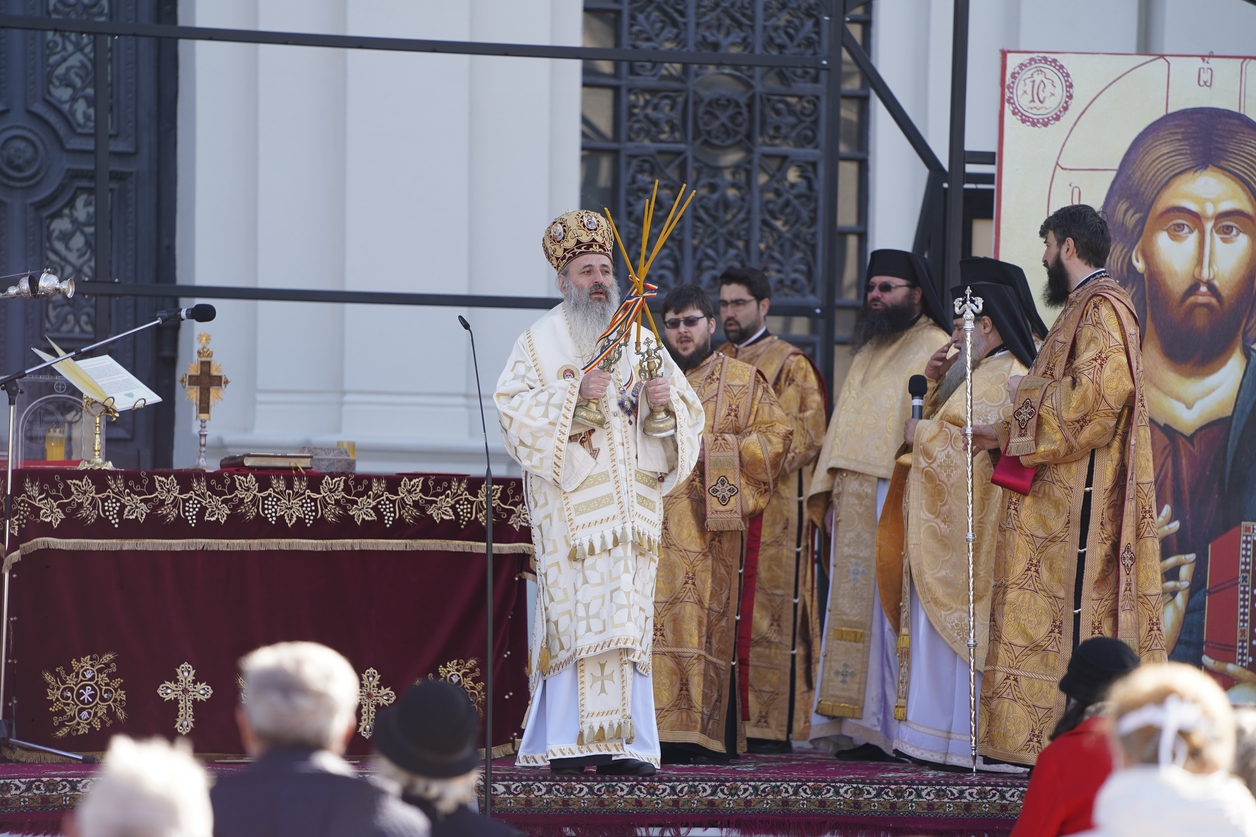 Foto: Constantin Comici „Împărăția lui Dumnezeu cu stăruință multă se dobândește”, le-a spus IPS Părinte Mitropolit Teofan credincioșilor ieșeni