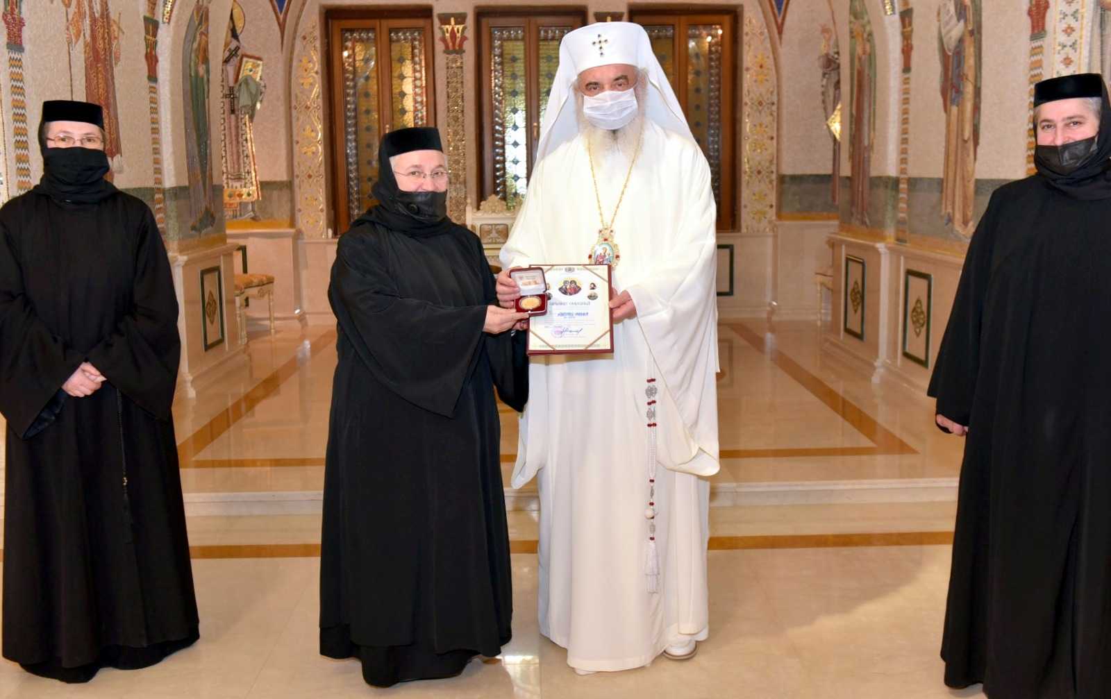 Foto: basilica.ro Monahiile de la Voroneţ decorate de Patriarh: „Mănăstirea Voroneţ este frumoasă şi prin activităţile misionare”