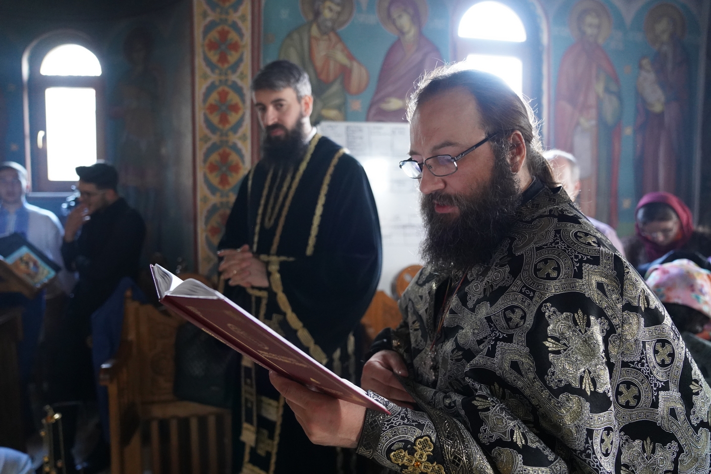 „Crucea Patriarhală”, cea mai mare distincție a Bisericii Ortodoxe Române, oferită părintelui Dan Damaschin
