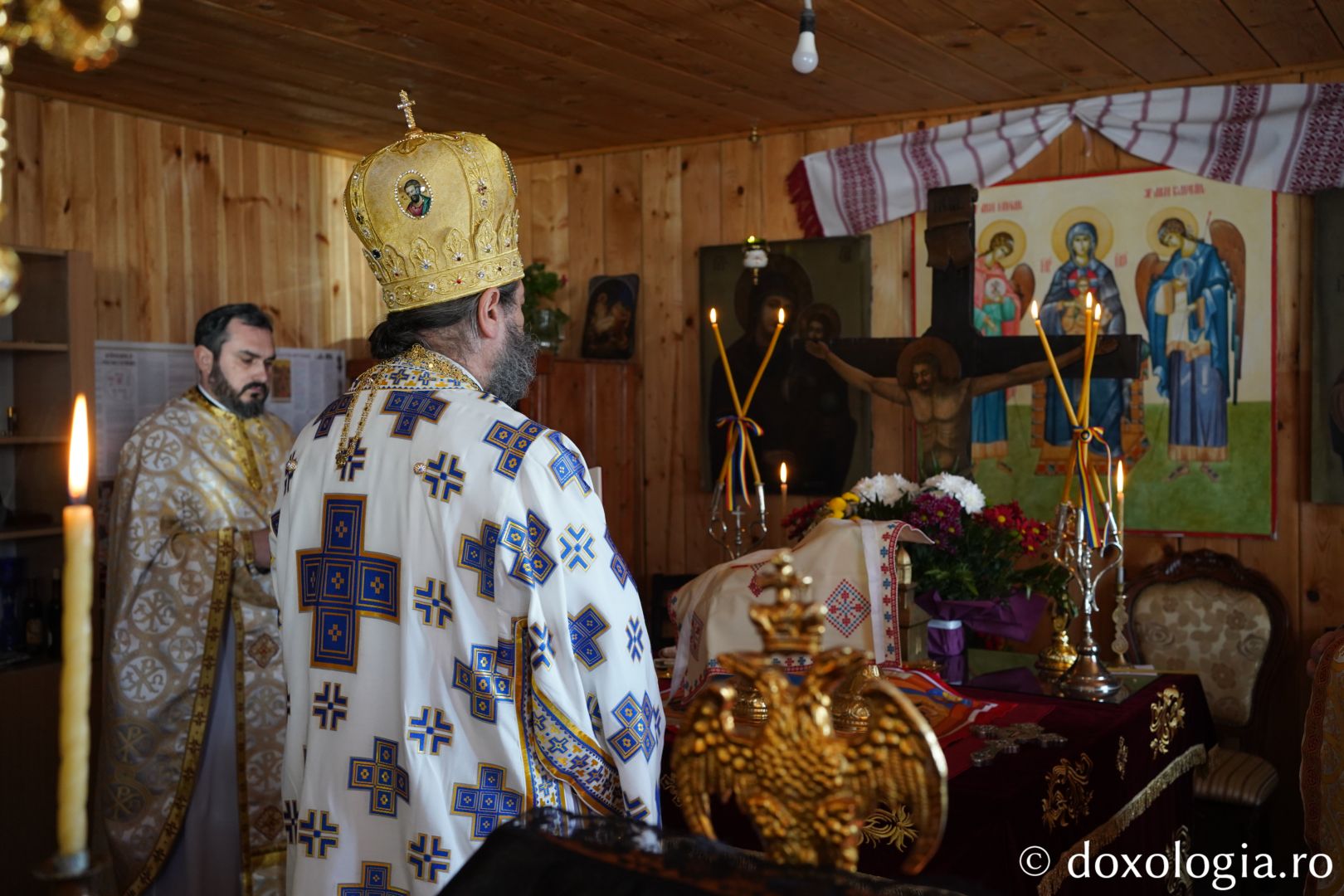 Binecuvântare arhierească în parohia care a rămas fără biserică. PS Nichifor Botoșăneanul: „Moare omul sfânt, sfințenia lui rămâne lucrătoare”