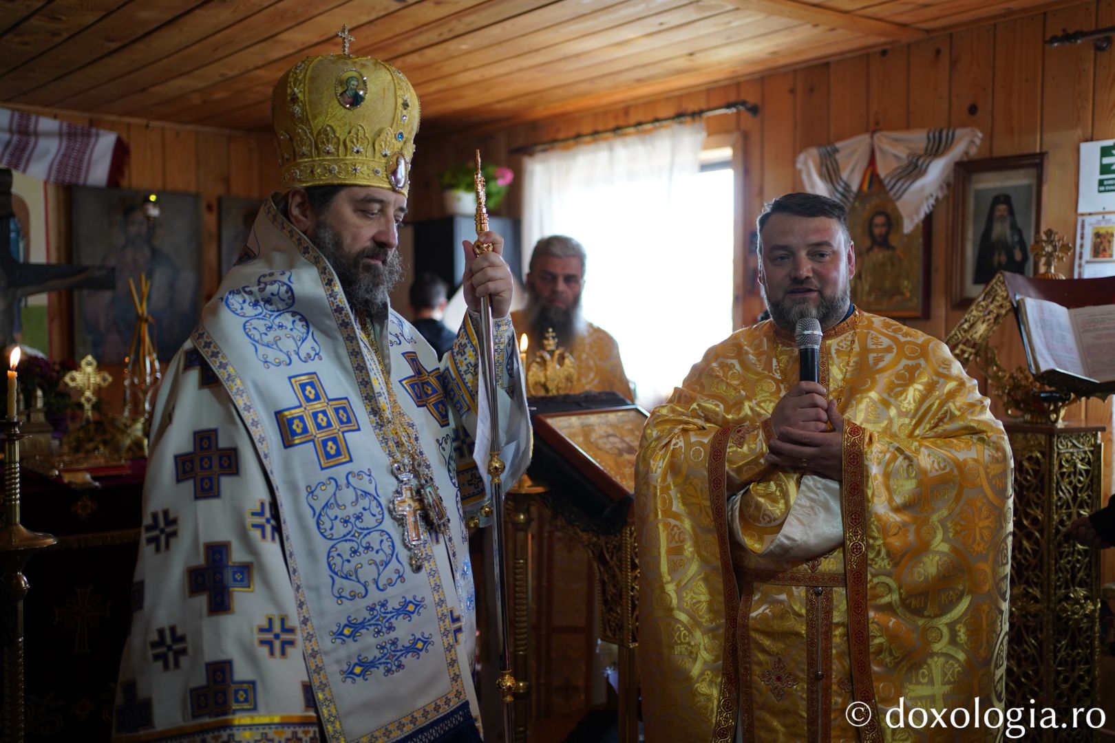 Binecuvântare arhierească în parohia care a rămas fără biserică. PS Nichifor Botoșăneanul: „Moare omul sfânt, sfințenia lui rămâne lucrătoare”