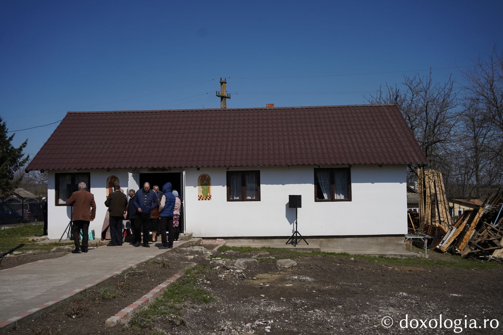 Binecuvântare arhierească în parohia care a rămas fără biserică. PS Nichifor Botoșăneanul: „Moare omul sfânt, sfințenia lui rămâne lucrătoare”