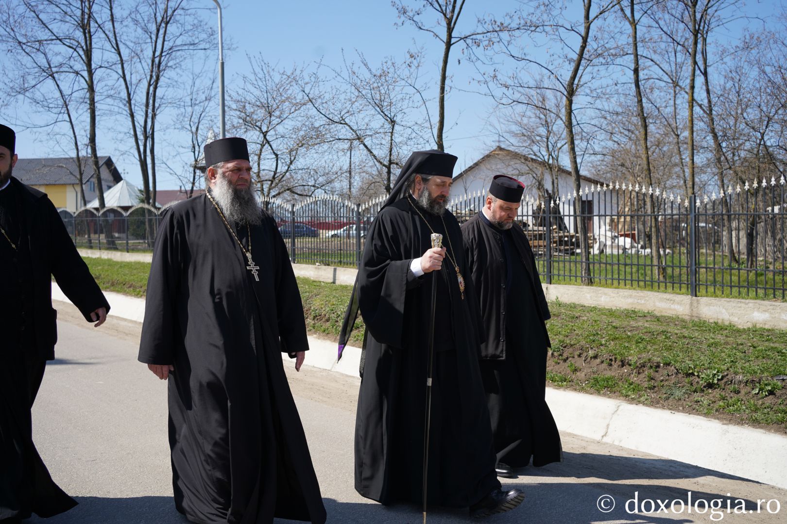 Binecuvântare arhierească în parohia care a rămas fără biserică. PS Nichifor Botoșăneanul: „Moare omul sfânt, sfințenia lui rămâne lucrătoare”