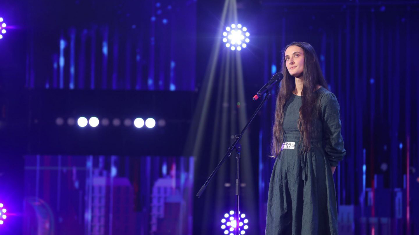 (Interviu) Laura Dinu, vocea virală de la „Românii au talent”: „Mesajul meu a ajuns la inimile oamenilor cu voia lui Dumnezeu și asta nu are nimic de-a face cu succesul”