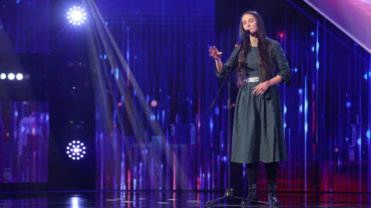 (Interviu) Laura Dinu, vocea virală de la „Românii au talent”: „Mesajul meu a ajuns la inimile oamenilor cu voia lui Dumnezeu și asta nu are nimic de-a face cu succesul”
