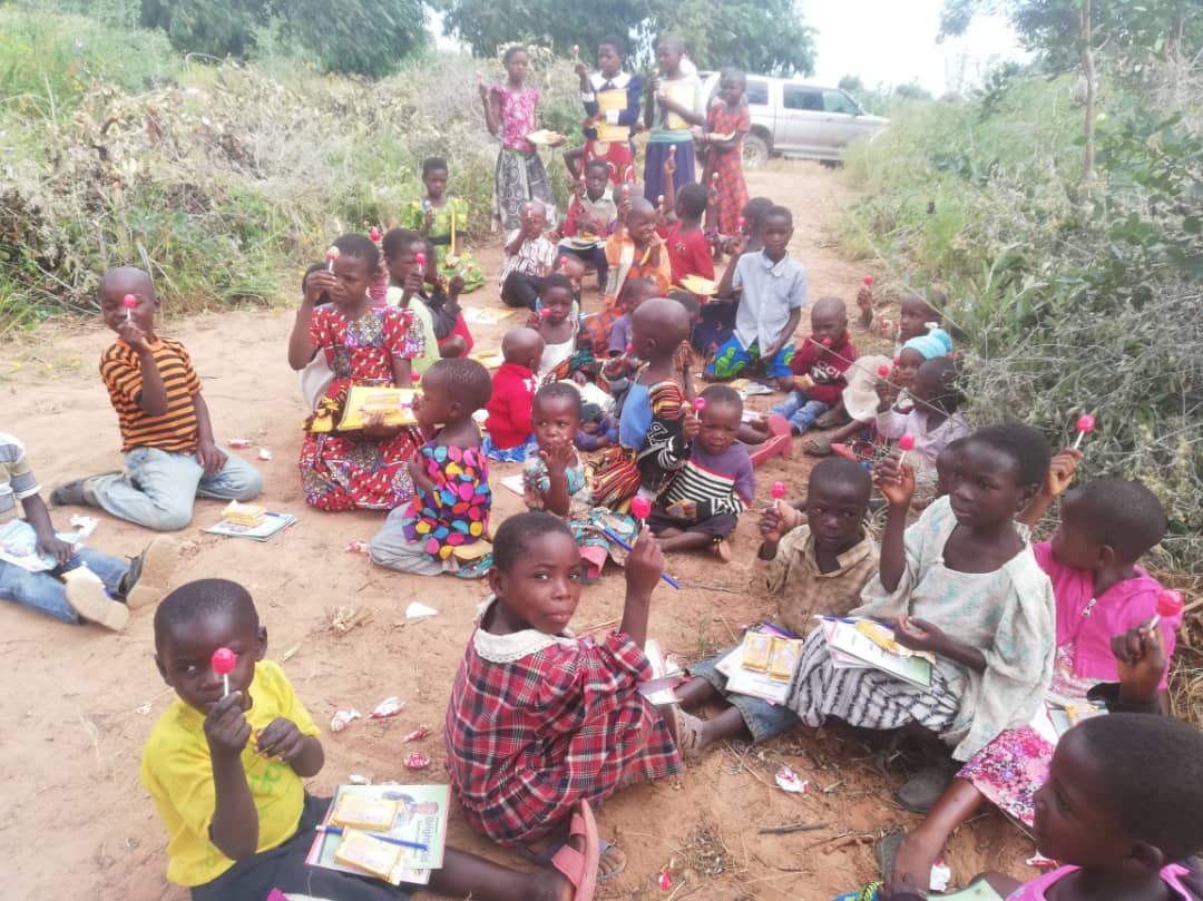 Sfânta Liturghie, pomenirea morților la Igangimale și întâlnire cu cateheții în satul Mkombe