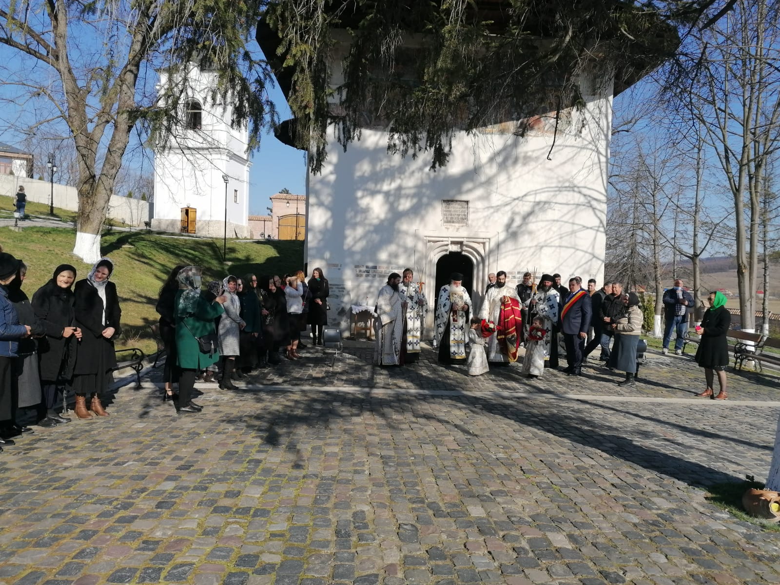 Slujiri arhierești la biserica Spitalului de Copii Botoșani, la Mănăstirea Popăuți și la Mănăstirea Coșula Slujiri arhierești la biserica Spitalului de Copii Botoșani, la Mănăstirea Popăuți și la Mănăstirea Coșula