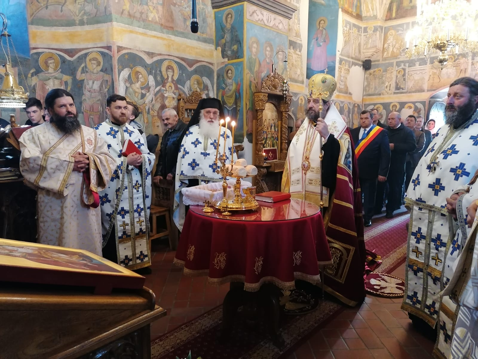 Slujiri arhierești la biserica Spitalului de Copii Botoșani, la Mănăstirea Popăuți și la Mănăstirea Coșula Slujiri arhierești la biserica Spitalului de Copii Botoșani, la Mănăstirea Popăuți și la Mănăstirea Coșula