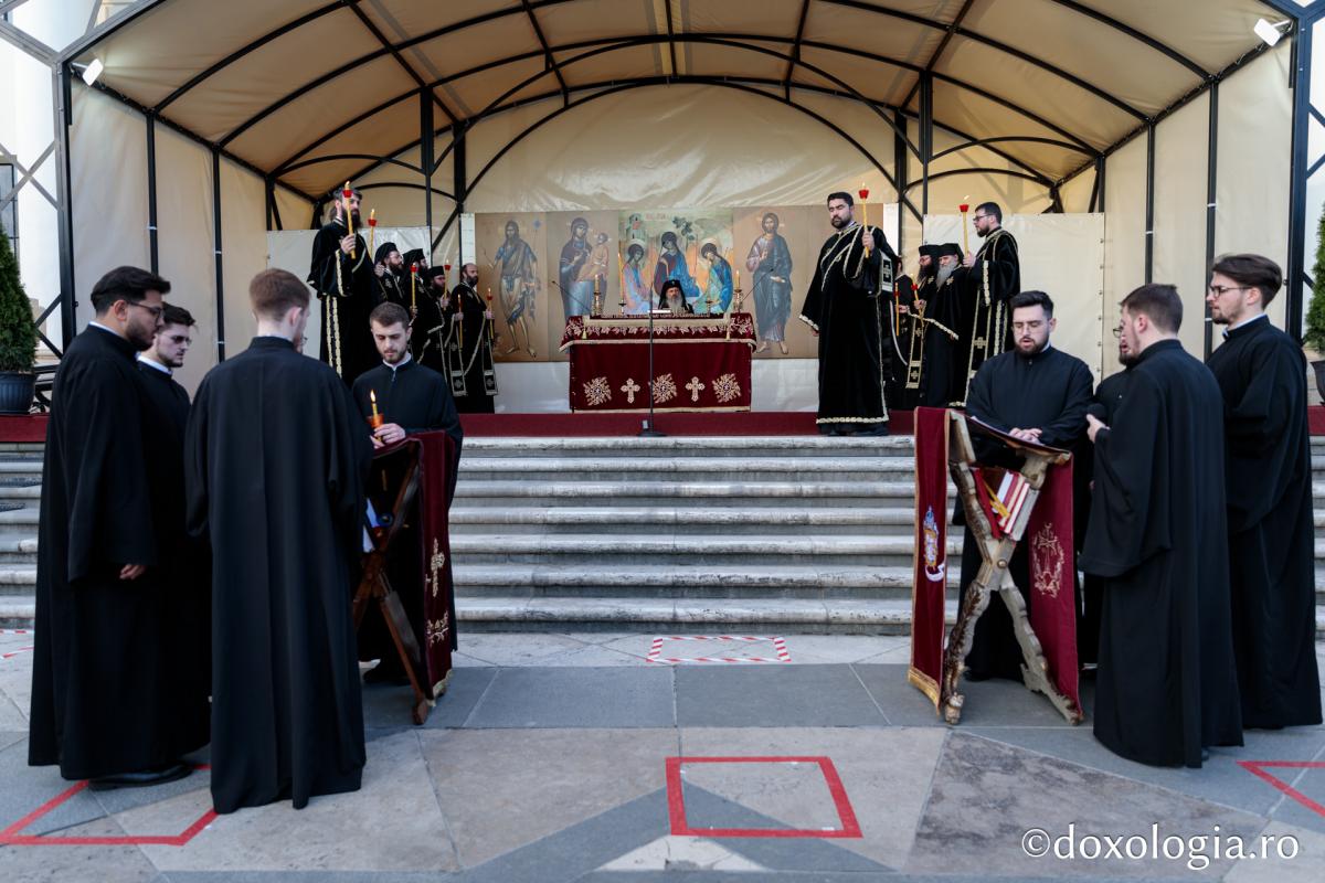 Denia Prohodului Domnului la Catedrala mitropolitană din Iași: „Pentru viața prietenilor Săi, Hristos Domnul a ales calea răstignirii”