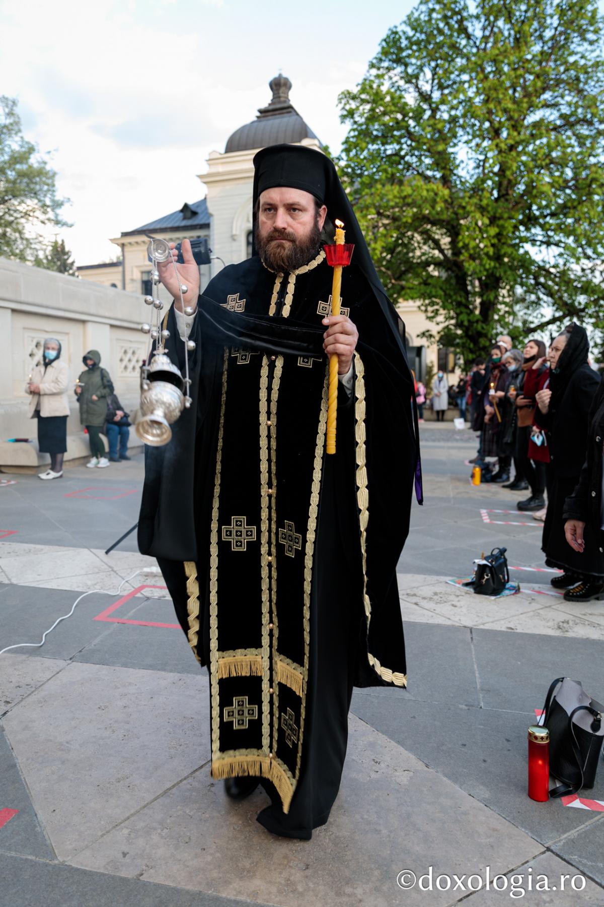 Denia Prohodului Domnului la Catedrala mitropolitană din Iași: „Pentru viața prietenilor Săi, Hristos Domnul a ales calea răstignirii”