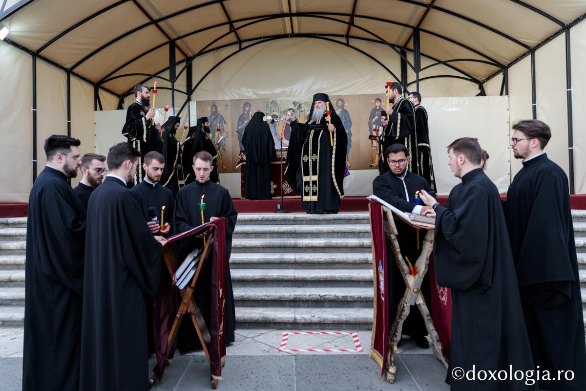 Denia Prohodului Domnului la Catedrala mitropolitană din Iași: „Pentru viața prietenilor Săi, Hristos Domnul a ales calea răstignirii”