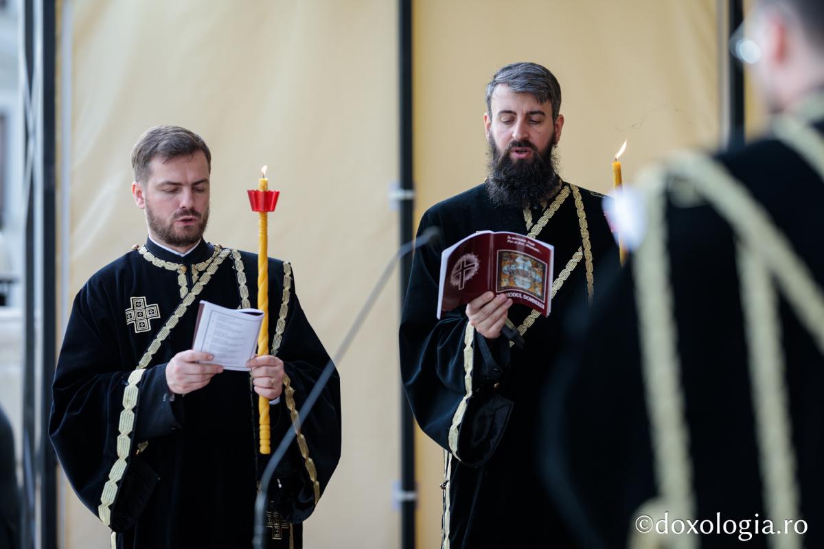 Denia Prohodului Domnului la Catedrala mitropolitană din Iași: „Pentru viața prietenilor Săi, Hristos Domnul a ales calea răstignirii”