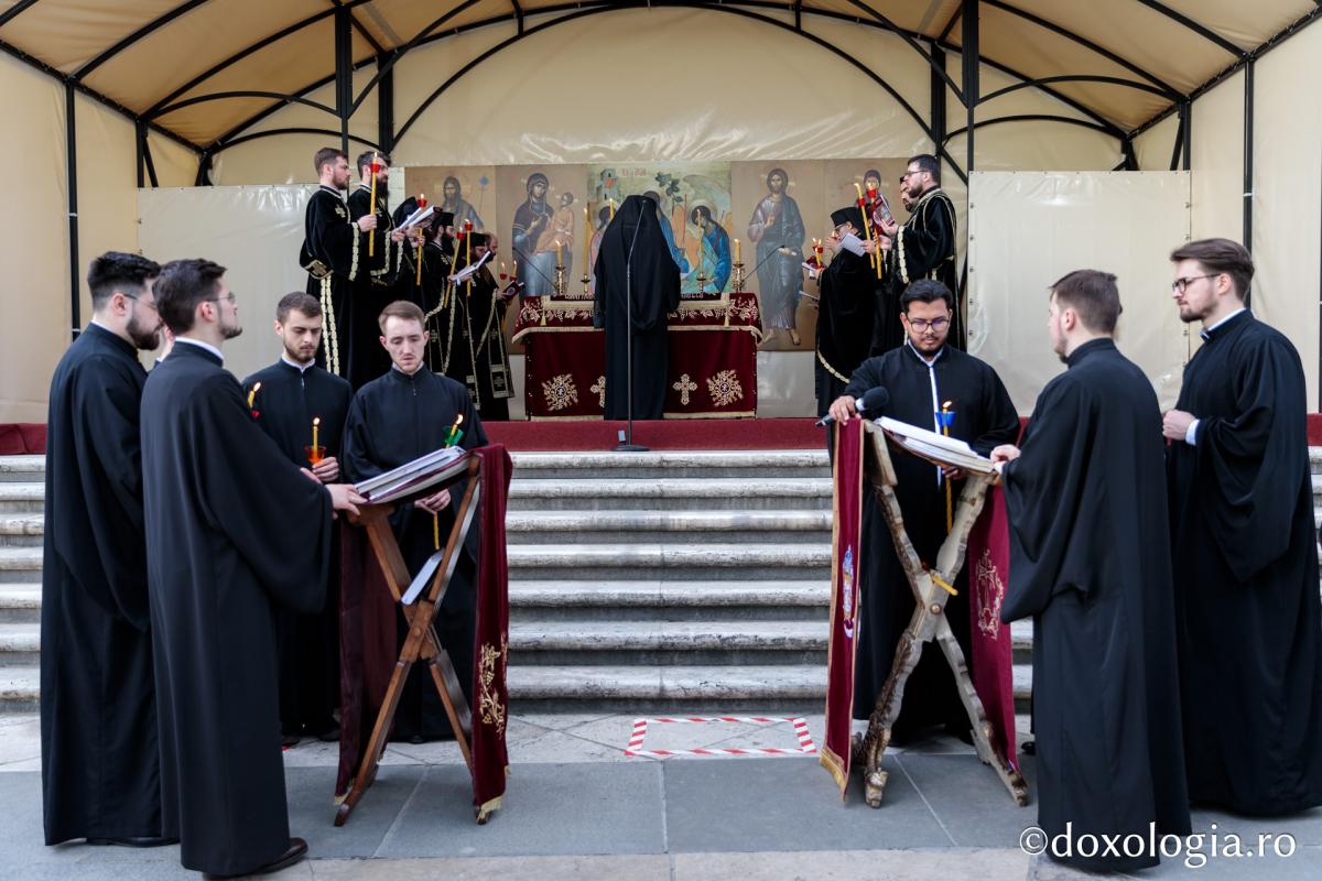 Denia Prohodului Domnului la Catedrala mitropolitană din Iași: „Pentru viața prietenilor Săi, Hristos Domnul a ales calea răstignirii”