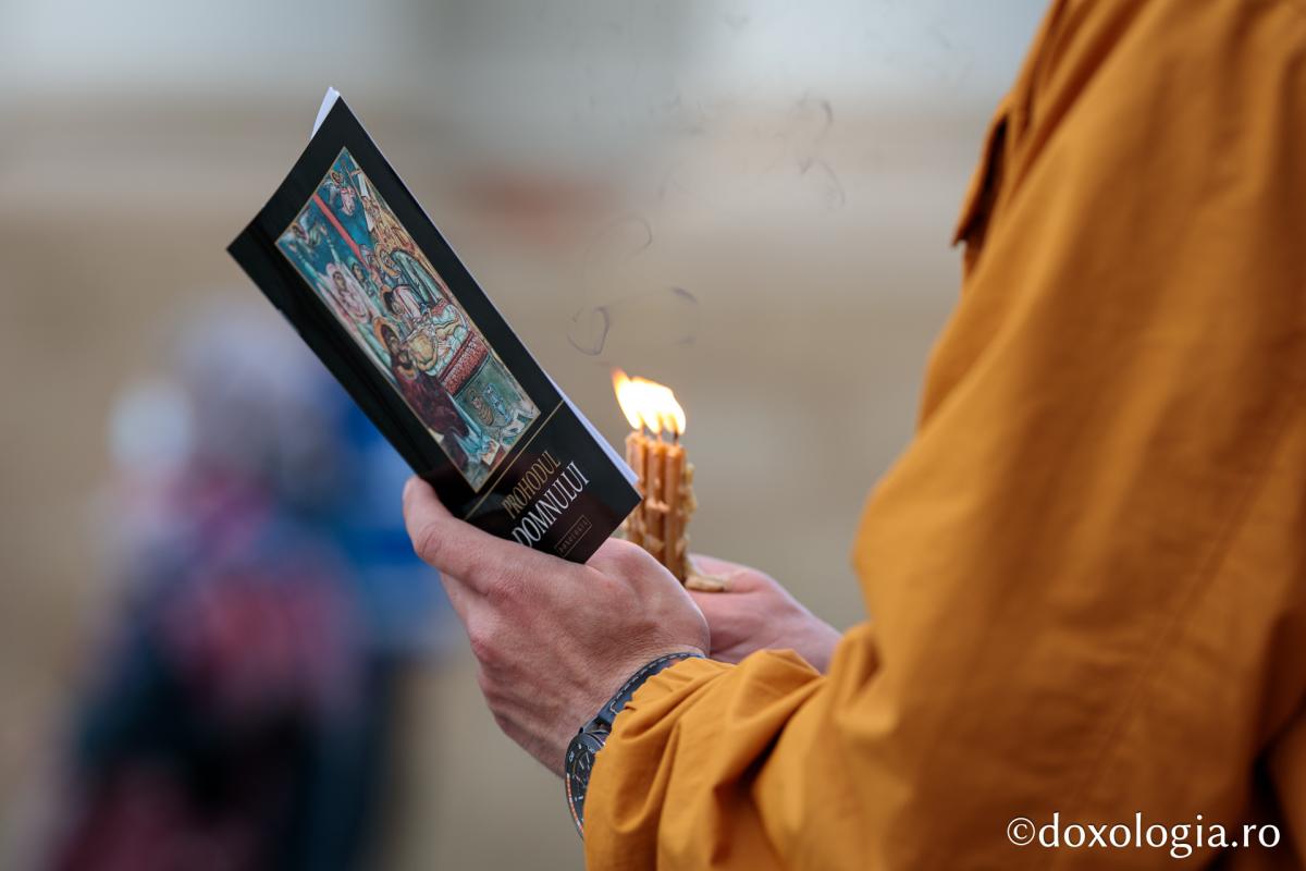 Denia Prohodului Domnului la Catedrala mitropolitană din Iași: „Pentru viața prietenilor Săi, Hristos Domnul a ales calea răstignirii”