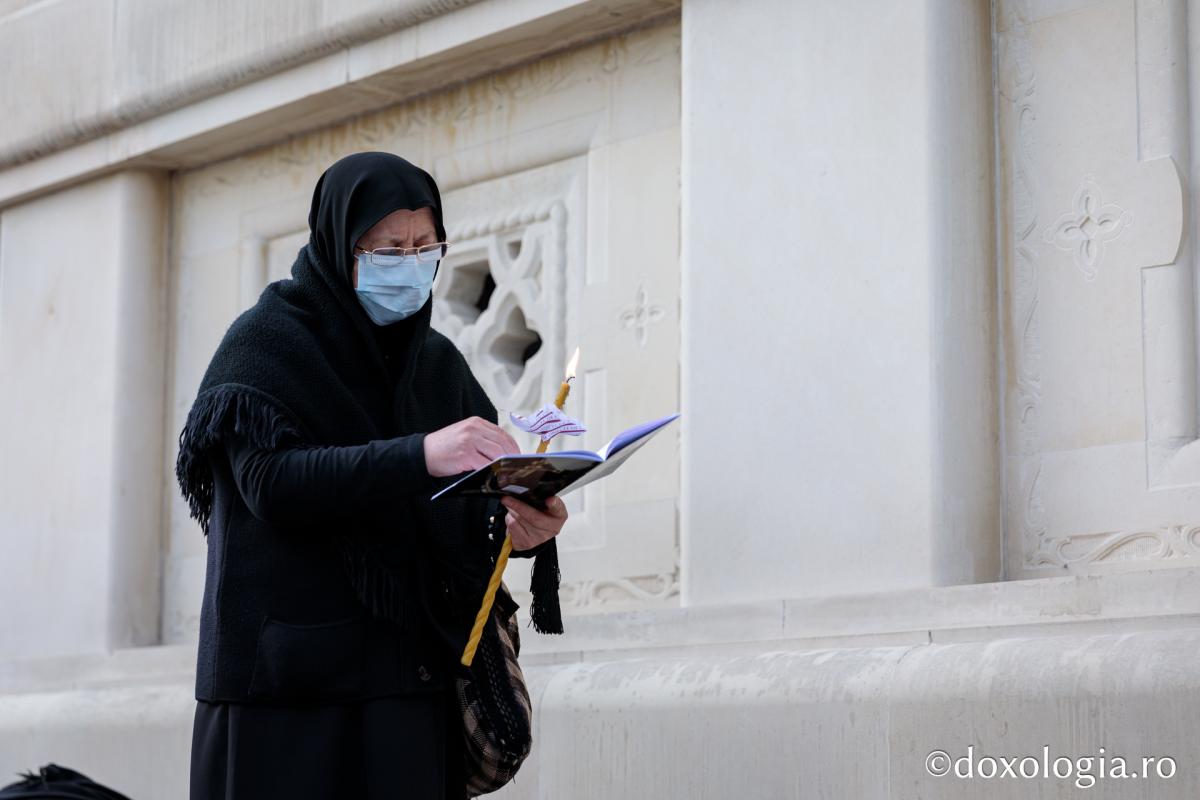 Denia Prohodului Domnului la Catedrala mitropolitană din Iași: „Pentru viața prietenilor Săi, Hristos Domnul a ales calea răstignirii”