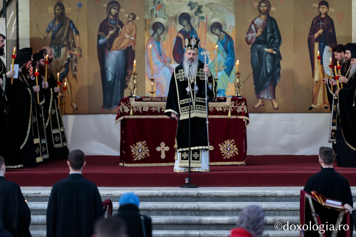 Denia Prohodului Domnului la Catedrala mitropolitană din Iași: „Pentru viața prietenilor Săi, Hristos Domnul a ales calea răstignirii”