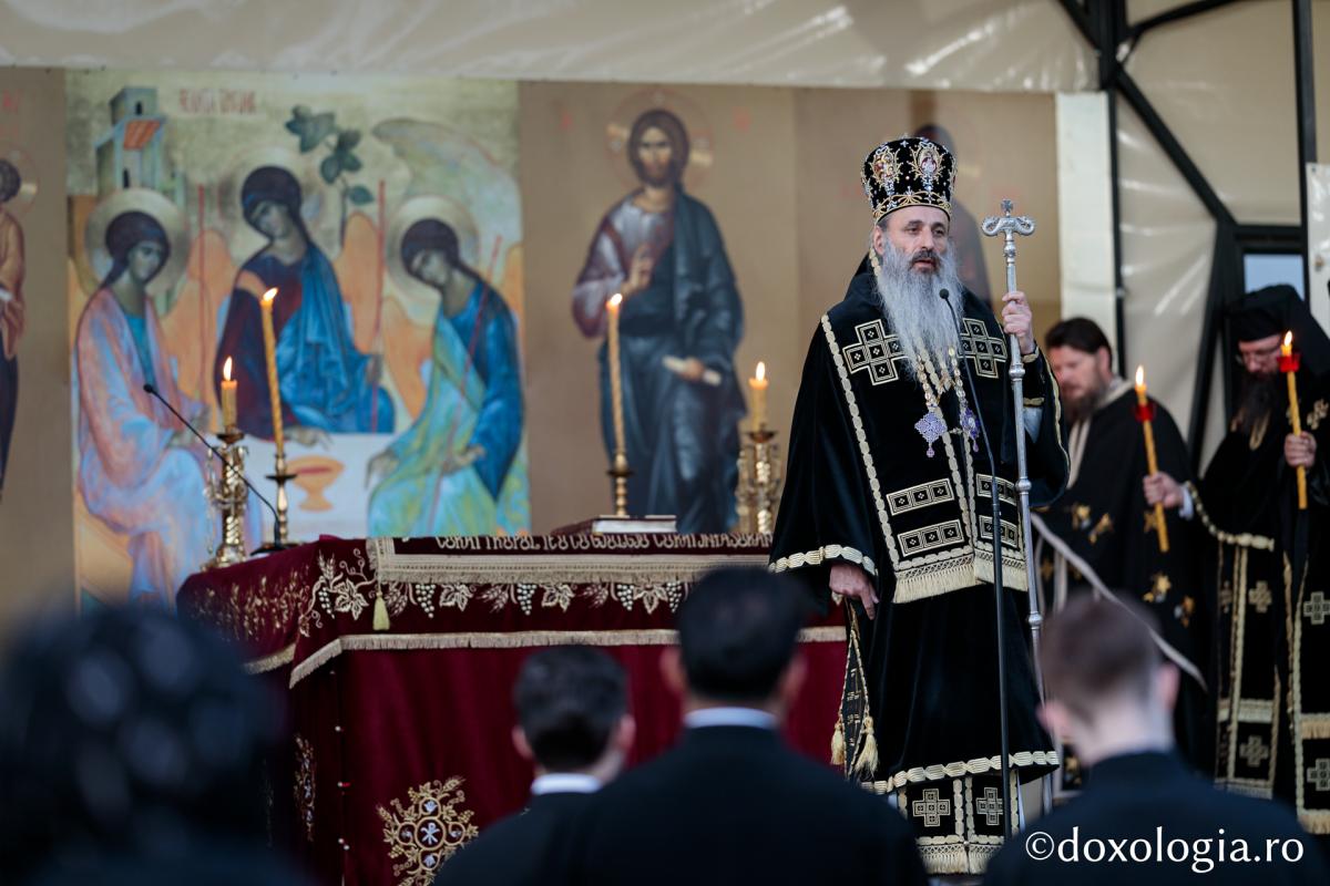 Denia Prohodului Domnului la Catedrala mitropolitană din Iași: „Pentru viața prietenilor Săi, Hristos Domnul a ales calea răstignirii”