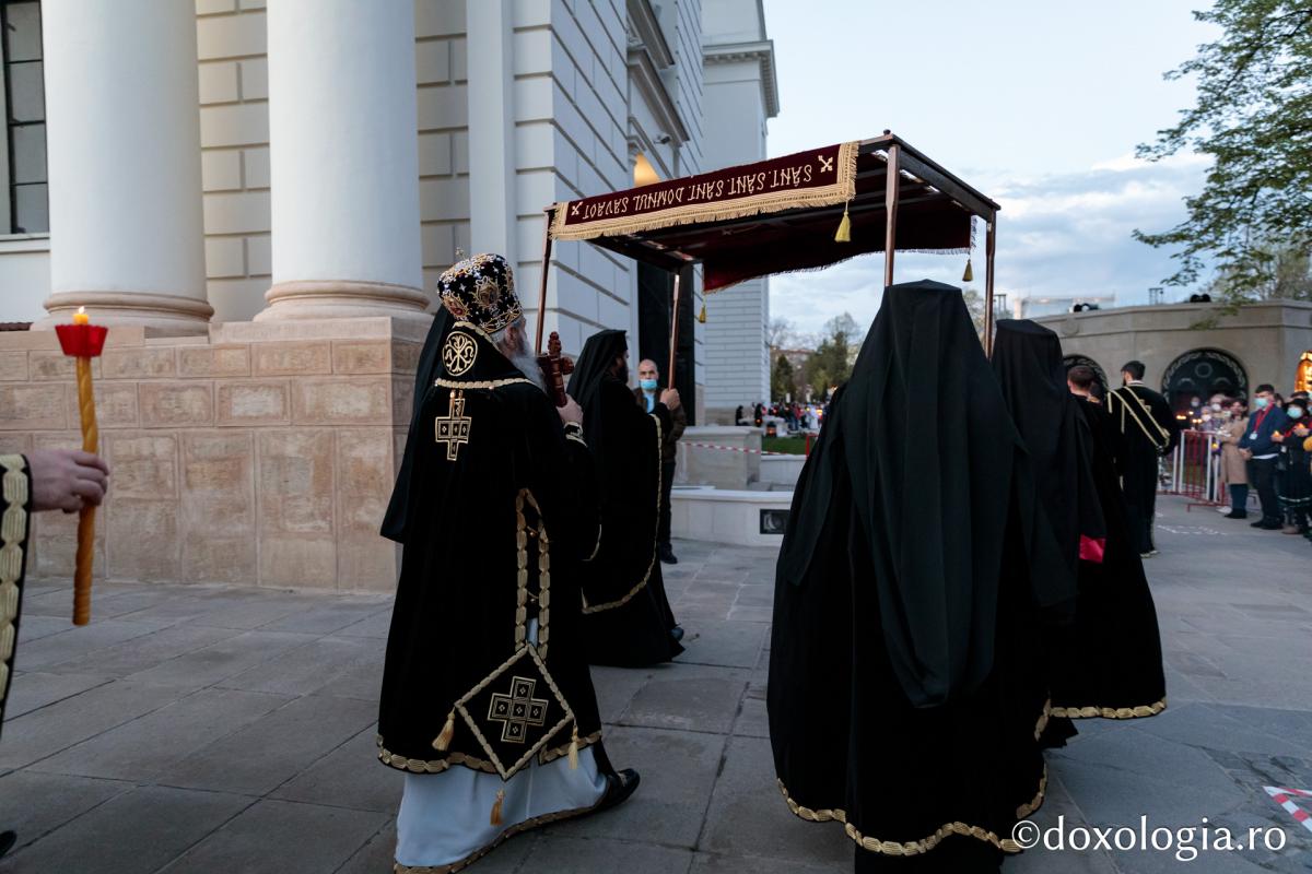 Denia Prohodului Domnului la Catedrala mitropolitană din Iași: „Pentru viața prietenilor Săi, Hristos Domnul a ales calea răstignirii”