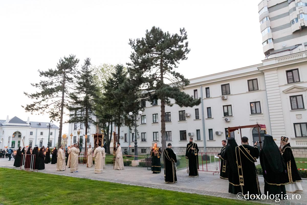 Denia Prohodului Domnului la Catedrala mitropolitană din Iași: „Pentru viața prietenilor Săi, Hristos Domnul a ales calea răstignirii”