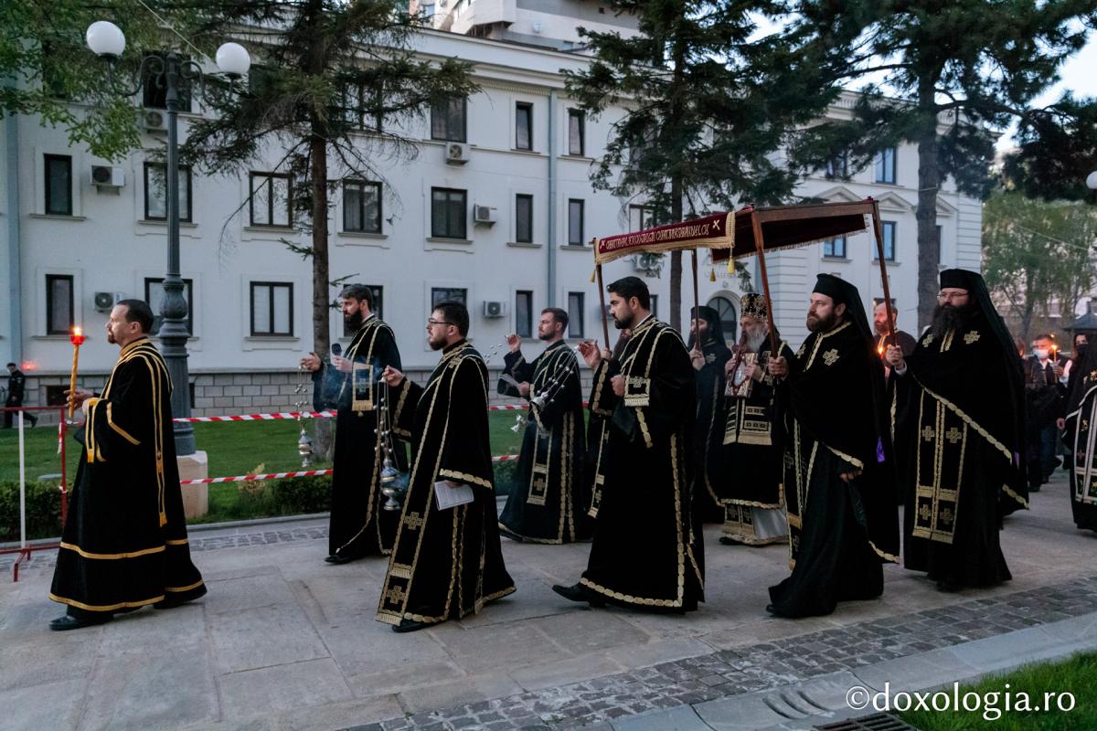 Denia Prohodului Domnului la Catedrala mitropolitană din Iași: „Pentru viața prietenilor Săi, Hristos Domnul a ales calea răstignirii”