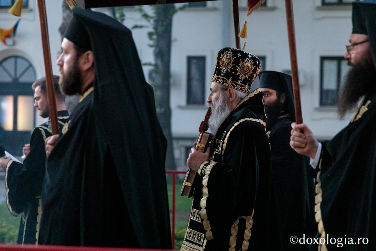 Denia Prohodului Domnului la Catedrala mitropolitană din Iași: „Pentru viața prietenilor Săi, Hristos Domnul a ales calea răstignirii”