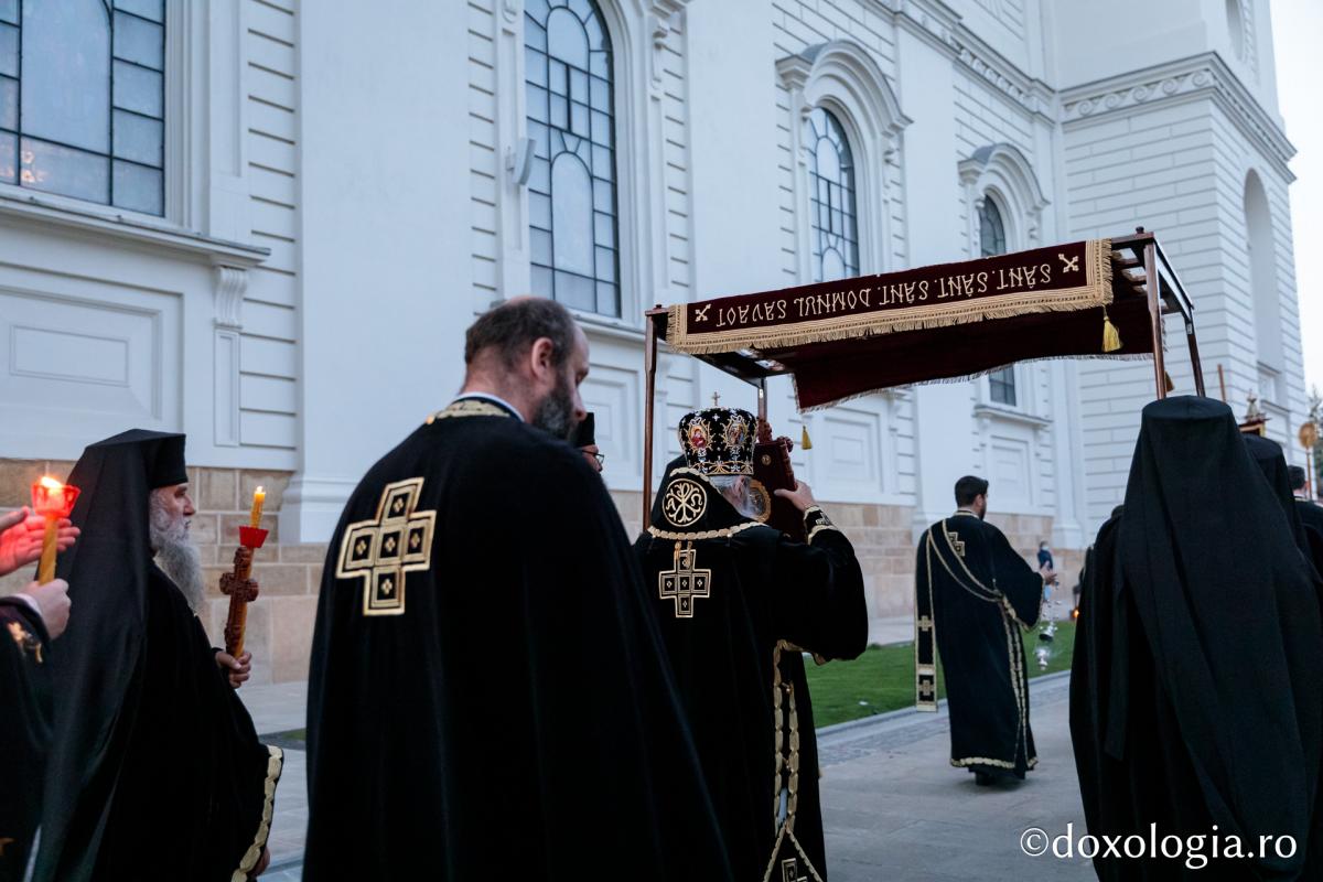 Denia Prohodului Domnului la Catedrala mitropolitană din Iași: „Pentru viața prietenilor Săi, Hristos Domnul a ales calea răstignirii”