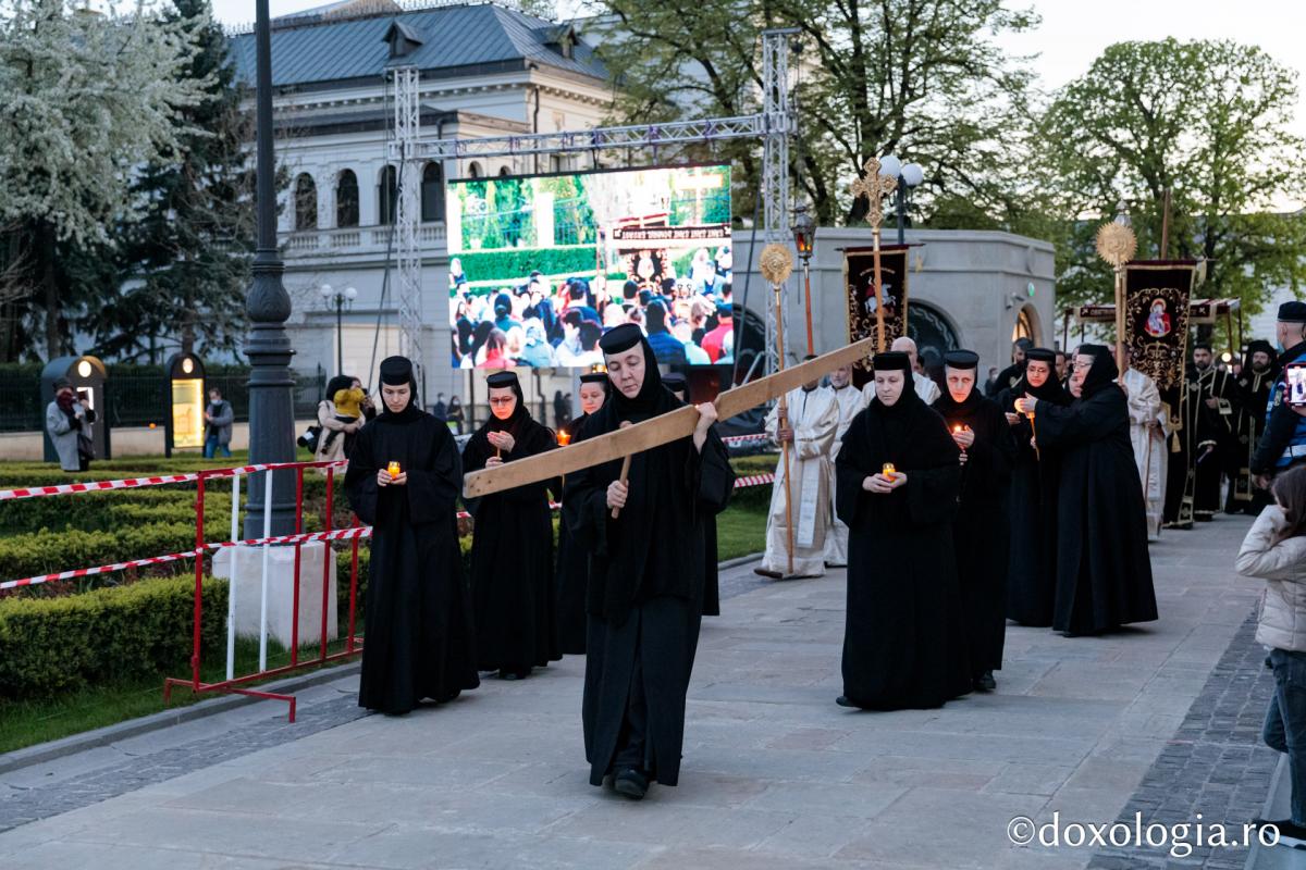 Denia Prohodului Domnului la Catedrala mitropolitană din Iași: „Pentru viața prietenilor Săi, Hristos Domnul a ales calea răstignirii”