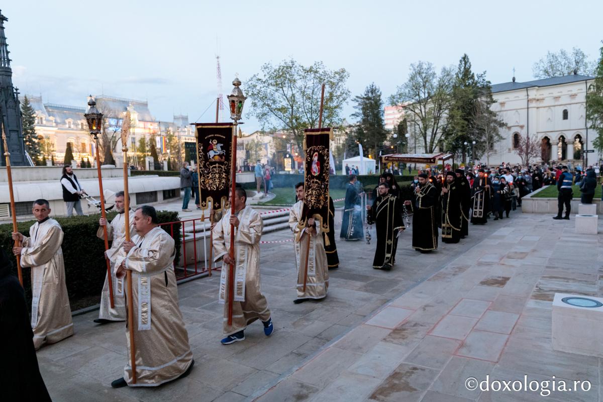 Denia Prohodului Domnului la Catedrala mitropolitană din Iași: „Pentru viața prietenilor Săi, Hristos Domnul a ales calea răstignirii”