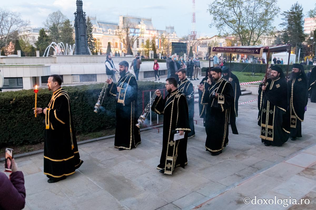 Denia Prohodului Domnului la Catedrala mitropolitană din Iași: „Pentru viața prietenilor Săi, Hristos Domnul a ales calea răstignirii”