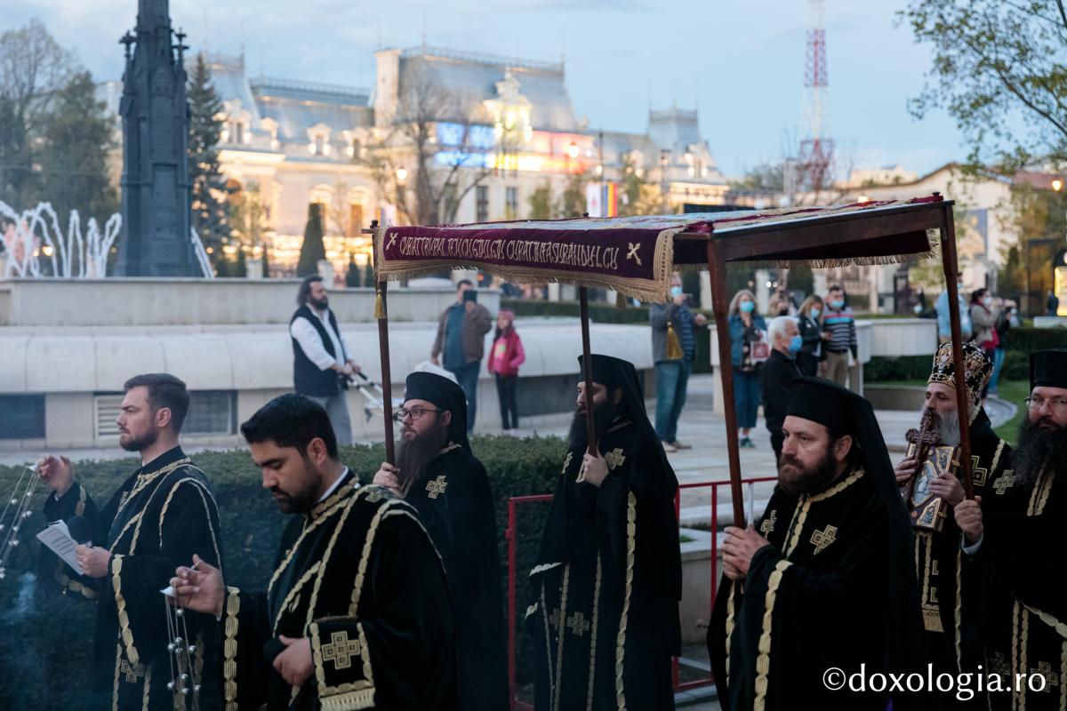 Denia Prohodului Domnului la Catedrala mitropolitană din Iași: „Pentru viața prietenilor Săi, Hristos Domnul a ales calea răstignirii”