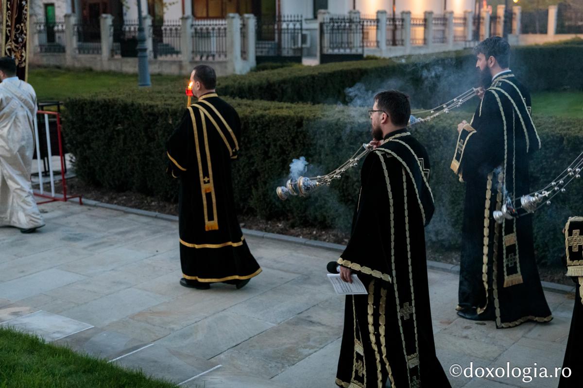 Denia Prohodului Domnului la Catedrala mitropolitană din Iași: „Pentru viața prietenilor Săi, Hristos Domnul a ales calea răstignirii”