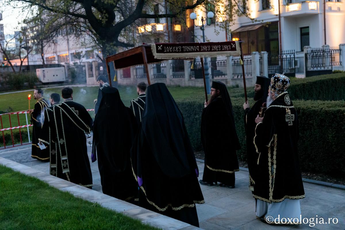 Denia Prohodului Domnului la Catedrala mitropolitană din Iași: „Pentru viața prietenilor Săi, Hristos Domnul a ales calea răstignirii”