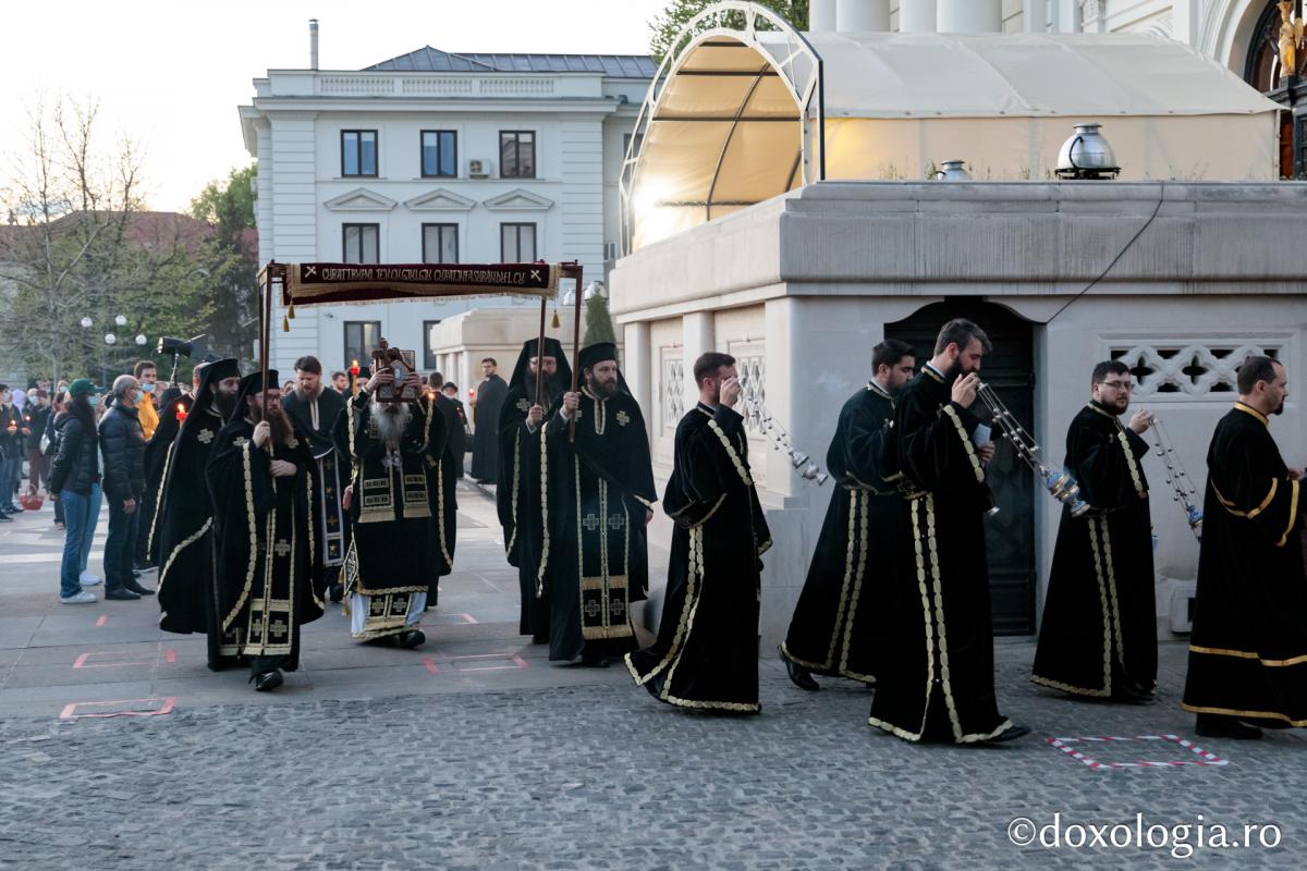 Denia Prohodului Domnului la Catedrala mitropolitană din Iași: „Pentru viața prietenilor Săi, Hristos Domnul a ales calea răstignirii”