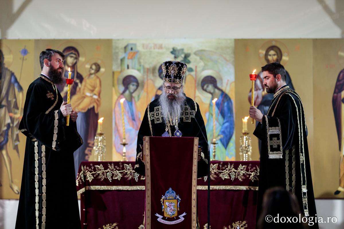 Denia Prohodului Domnului la Catedrala mitropolitană din Iași: „Pentru viața prietenilor Săi, Hristos Domnul a ales calea răstignirii”