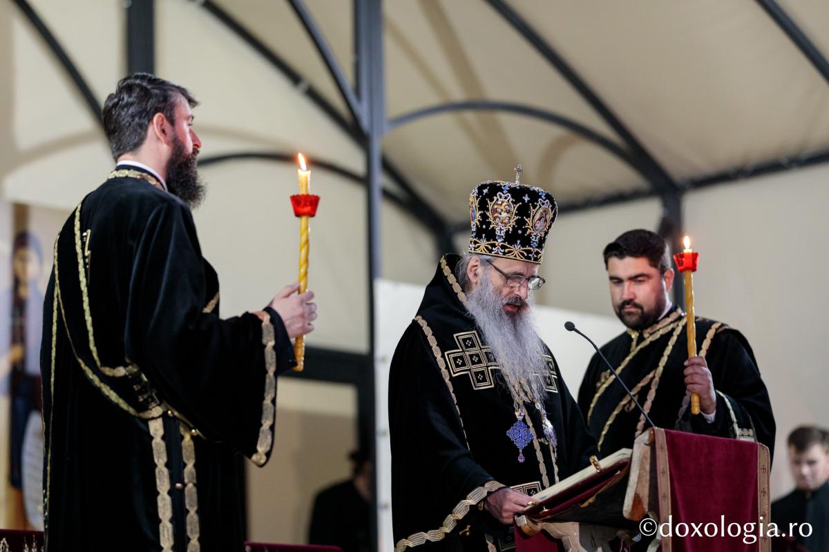 Denia Prohodului Domnului la Catedrala mitropolitană din Iași: „Pentru viața prietenilor Săi, Hristos Domnul a ales calea răstignirii”