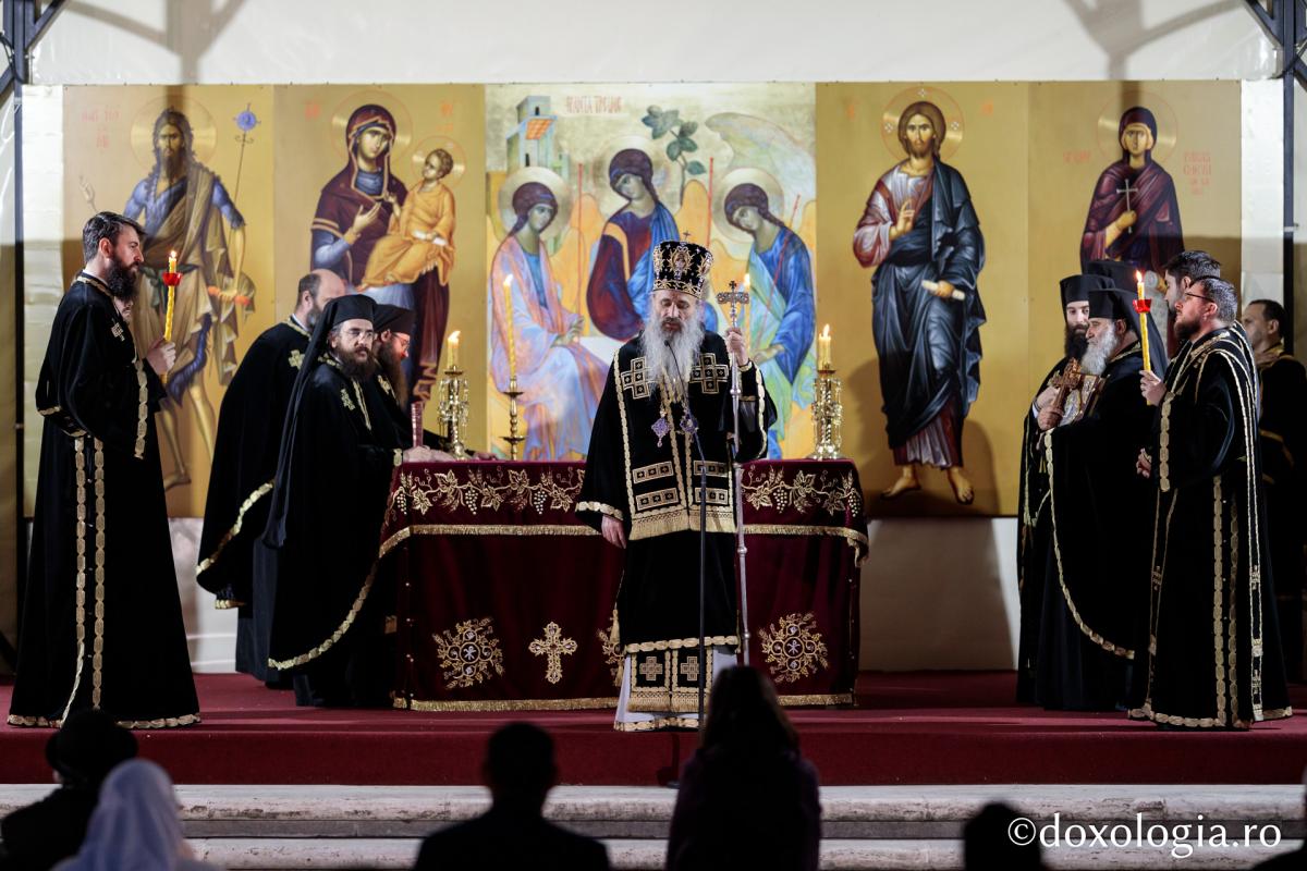 Denia Prohodului Domnului la Catedrala mitropolitană din Iași: „Pentru viața prietenilor Săi, Hristos Domnul a ales calea răstignirii”