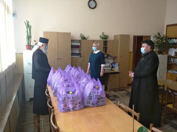 Profesorii şi actorii pensionari din Bălţi au primit daruri din partea Bisericii