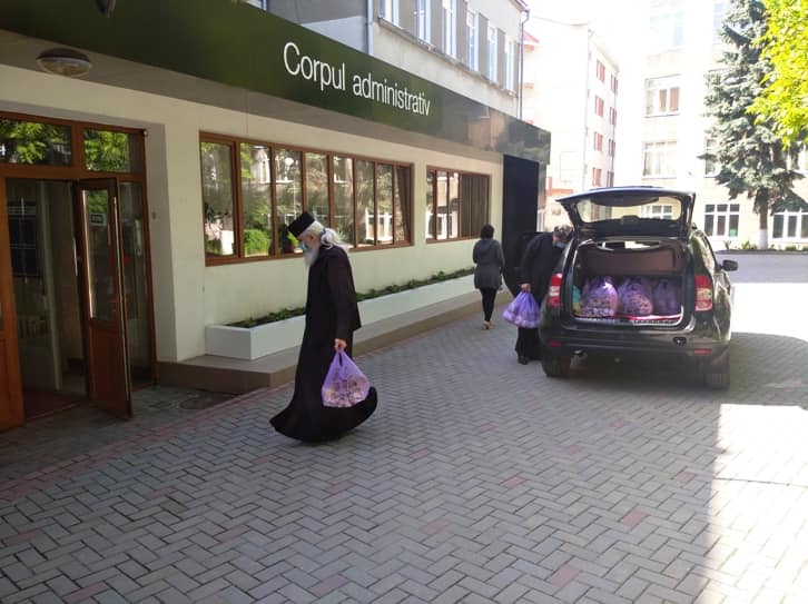 Profesorii şi actorii pensionari din Bălţi au primit daruri din partea Bisericii