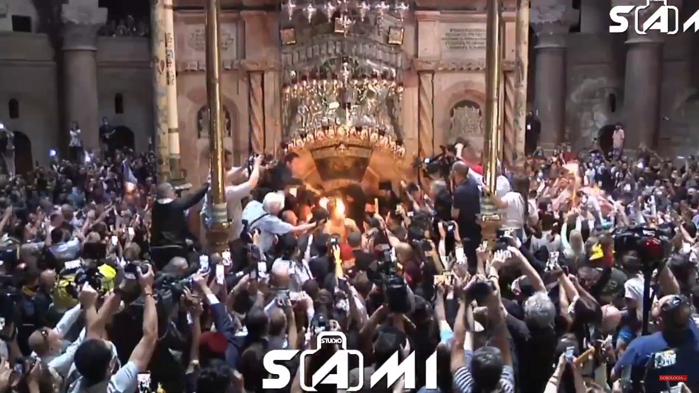 Foto: Imagine din timpul Ceremoniei pogorârii Sfintei Lumini - 2021 / Foto: captură Studio Sami Hristos a Înviat! Sfânta Lumină s-a pogorât la Ierusalim în jurul orei 13.55