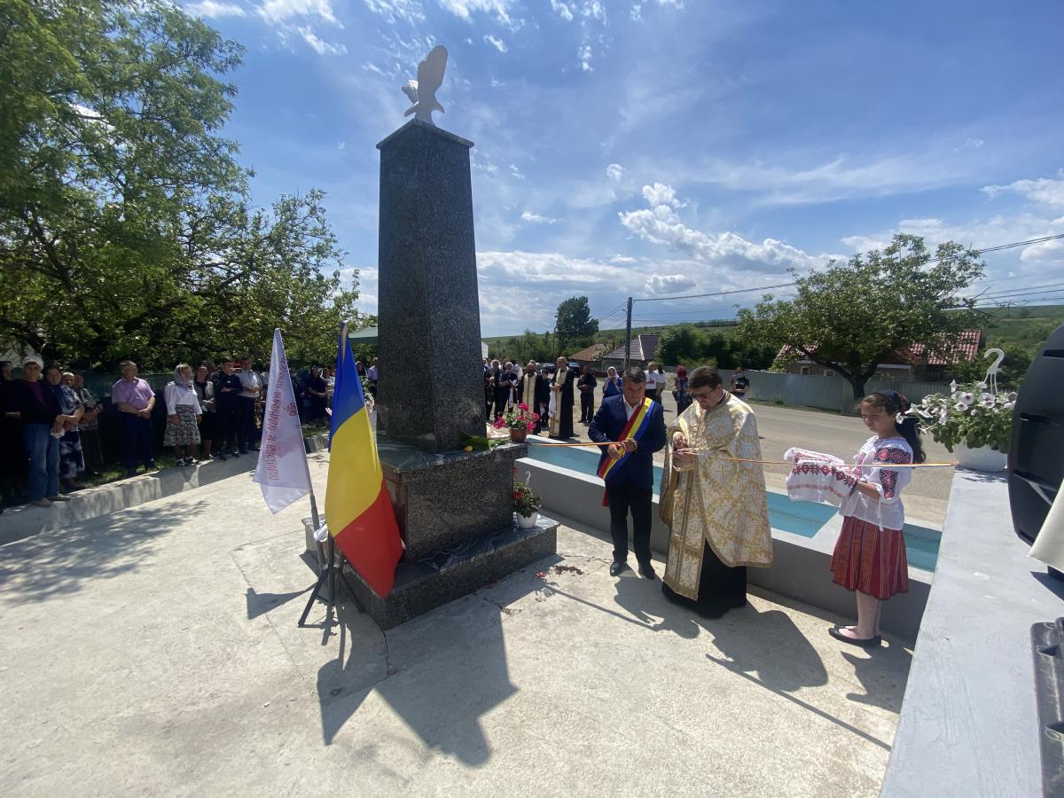 În Parohia Huruiești I s-a sfinţit un monument al eroilor