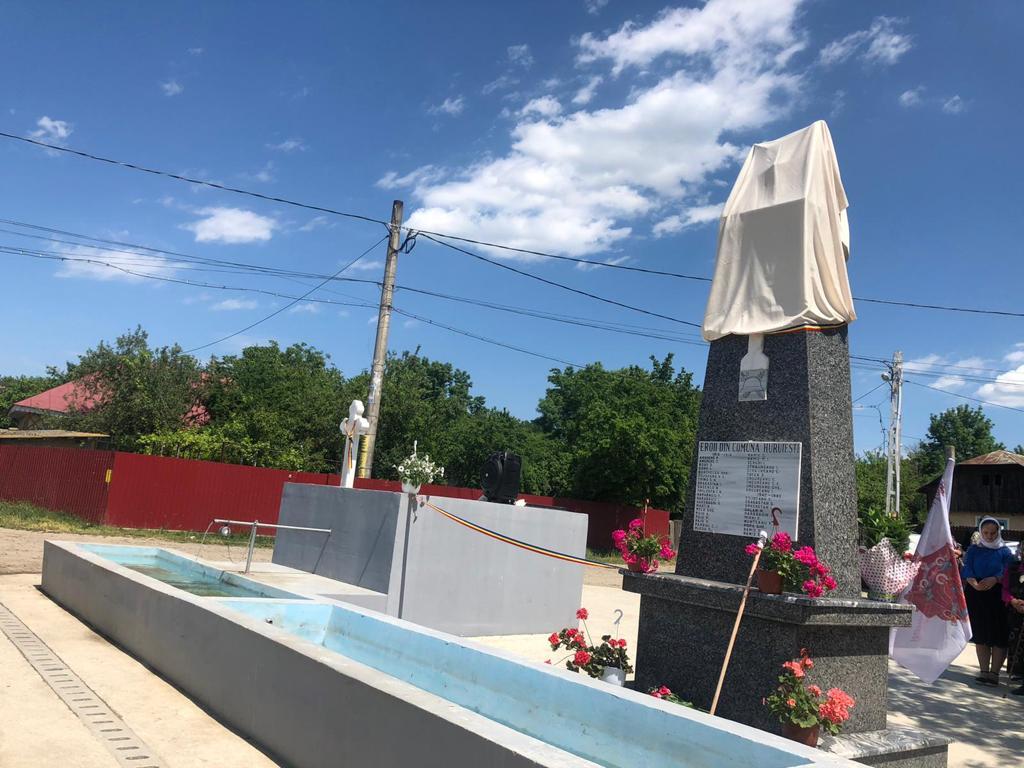 În Parohia Huruiești I s-a sfinţit un monument al eroilor